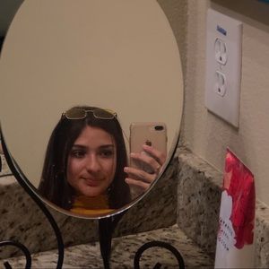 Meet your Posher, Ofelia